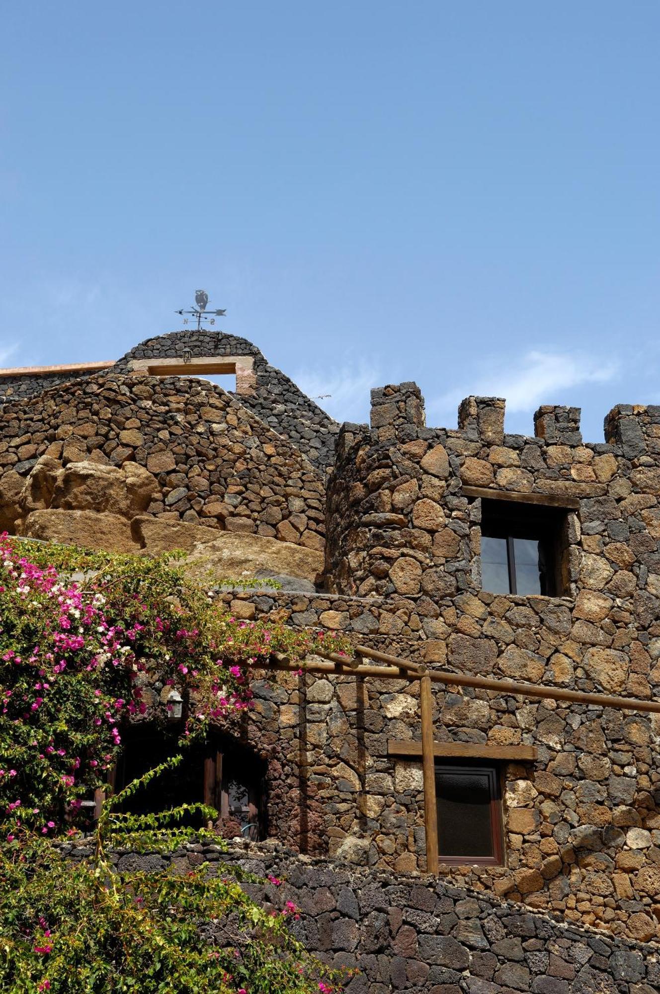 Castillo Lanzarote Villa Sophie - Luxury Villa -Sleep In A Volcanic Cave With Heated Pool Tías Exteriér fotografie